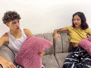 Mi peque&ntilde_ita hermanastra tiene un novio y yo le guardo el secreto a cambio de no contar nada.