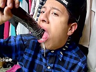 Montando Sextoy Negro En El Closet