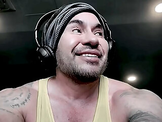 Hombre heterosexual lleva una doble vida como actor de porno gay en rol de puta sumisa con pito chico enjaulado en castidad