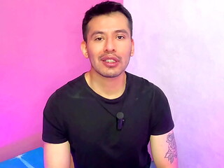 Joven de 20a&ntilde_os le hace sexo oral al mejor amigo de su padre en los ba&ntilde_os del centro comercial!