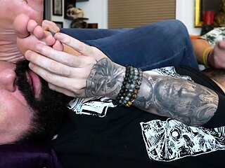 Amateur Foot Fetish Girlfriend Sucks and gives a Footjob