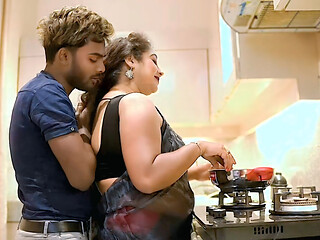 Sauteli maa ko kitchen me aake piche se pel diya