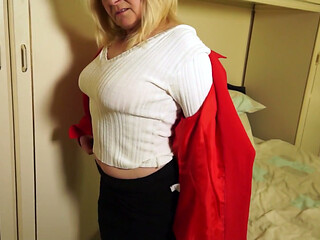 Horny British Mature Lady Fucks Herself in Bed