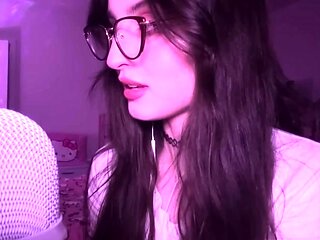 beebee ASMR - Manga Gripping, Tapping, Upclose Whispering