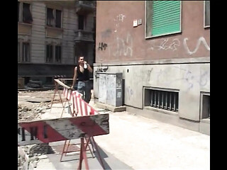 Italian GF gets her ass fucked in first scene of Extracazzuti