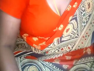 Indian Tamil Sexy Saree Aunty Super Boobs Show