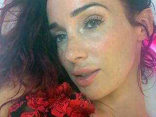 Brunette solo masturbation on webcam