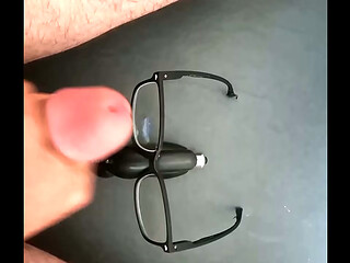 Corrida en gafas. Cumshot in glasses. Abspritzen in Gl&auml_sern. &Eacute_jaculation dans des lunettes.   . 