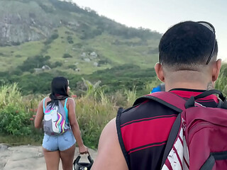 Durante uma trilha no Rio de Janeiro grupo de amigos resolvem transar no meio da floresta com direito a gozada na boca