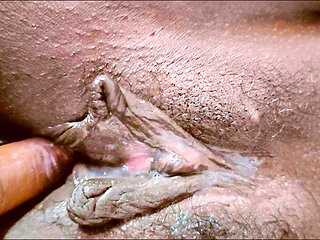 INDIAN AUNTY HOUSE WIFE HOT AND LOUD MOANING BY FINGERING IN WET PUSSY.