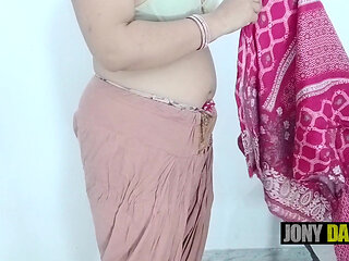 Stepmom fingering infront of camera