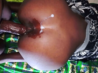 Une grande Africaine d'_&eacute_b&egrave_ne se fait baiser par un gros tuyau