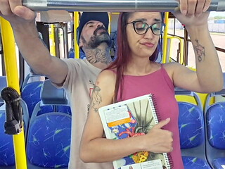 Estudande sendo encoxada por velho no onibus em publico!