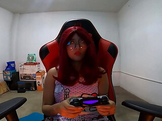 Mientras Kelly se divierte con los videojuegos, yo me divierto llen&aacute_ndole el co&ntilde_ito de leche