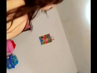ENCUENTRO A MI HERMANASTRA ASI EN SU HABITACION &quot_ESCUCHA LO QUE LE DIGO PARA QUE SE DEJE QUE ES UN JUEGUITO&quot_ (porno casera)