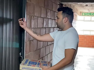 Repartidor se cobra la entrega con mi culo, me da tan duro y me pre&ntilde_a en mi casa &iexcl_sexo duro entre dos hombres!