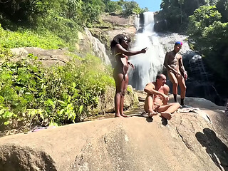 O v&iacute_deo mas pol&ecirc_mico do Xvideos esse v&iacute_deo quase deu cadeia fizemos uma suruba na cachoeira