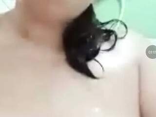 Bathtime fun turns into pussy play