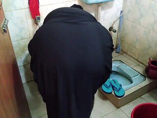 Indian Muslim Hot MILF Aunty gets anal fucked by Neighbor Guy When She was Washing Cloths in Toilet