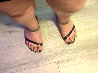 Overhanging toes in ankle straps