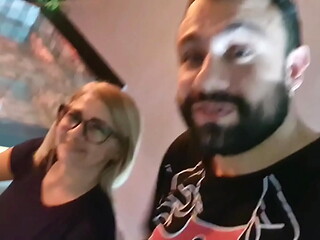 A loira casada safada com fogo na buceta deu ate nos bastidores com a camera desligada