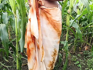 Mere sagi bhabhi ko maine sare kapde utaar Diya Makka ke khet mein dekh liya maine bhabhi se kaha kya bhabhi main aapki gand ko maar sakta h