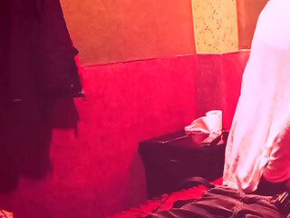 Travesti femenina y crossdresser elegante en una experiencia &uacute_nica