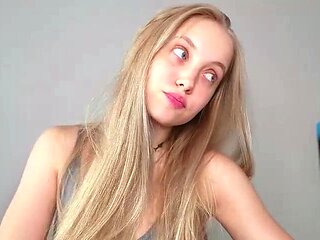 Amateur Webcam Cute Teen Plays Solo with Big Dildo