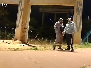 Motoqueiro v&ecirc_ Trabalhador mijando volta e oferece uma mamada
