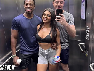 Nosso novo personal trainer &eacute_ muito atencioso. deu uma aula de como foder a esposa ap&oacute_s o treino.