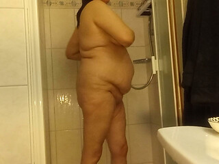 Mature Curves in the Shower - Come Get Closer