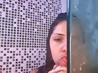 Hot Babe Masturbating in the Bath