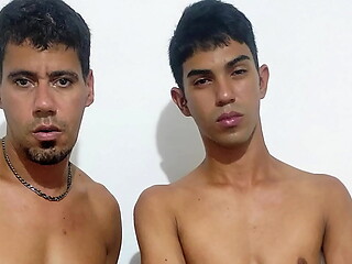 Esperou a namorada sair pra foder gostoso com o amigo