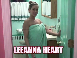 Busty MILF Leeanna's sexy bubble bath