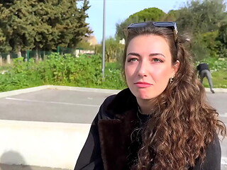 Livia, jeune bombasse, veut se faire bien baiser