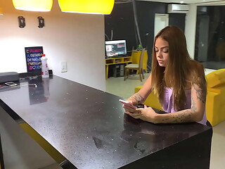 novinha transando com motoboy entregador depois de receber seu ido so de calcinha COMPLETO XVIDEOS RED
