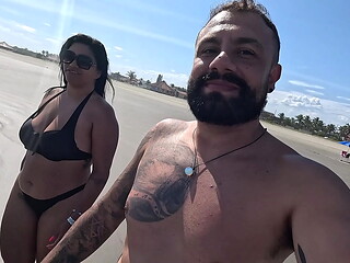 Aprontando em p&uacute_blico ambulantes reconhecem minha putinha e claro agente apronta na praia