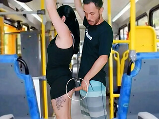 Morena tateando no &ocirc_nibus