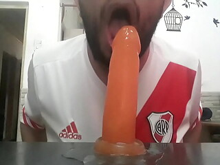 Chupando el juguete de mami 12