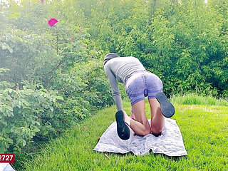 Public flashing in parc yoga shorts flip flops