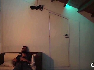Electrizante escena de arte, seduccin y modelaje con una increible latina pelirroja