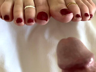 Mrs Mature Feet as Nature Intended her to be