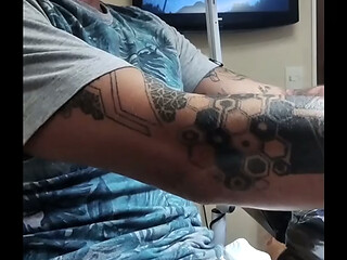 A m&atilde_o que n&atilde_o resistiu ao desenho da tatuagem