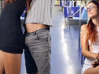 Safada estudante deixa estranho encoxar sua bunda em p&uacute_blico!