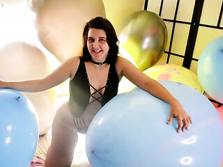 Curvy girl with huge ass enjoys rubber balloon fetish