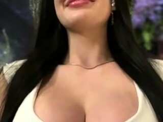 Big boob brunette masturbates on webcam