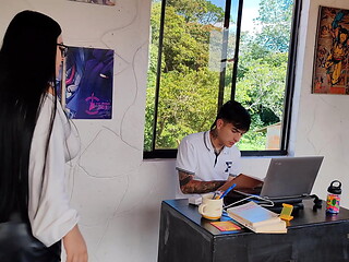 La profesora se folla a joven alumno para darle una leccion