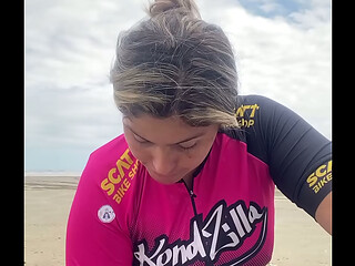 Famosinha mostrando a rachada na praia