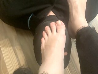 Niki Love wants you to worship her feet and savor her toes