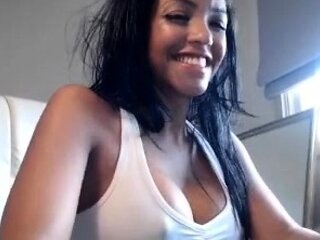 Babe With Big Boobs Masturbates